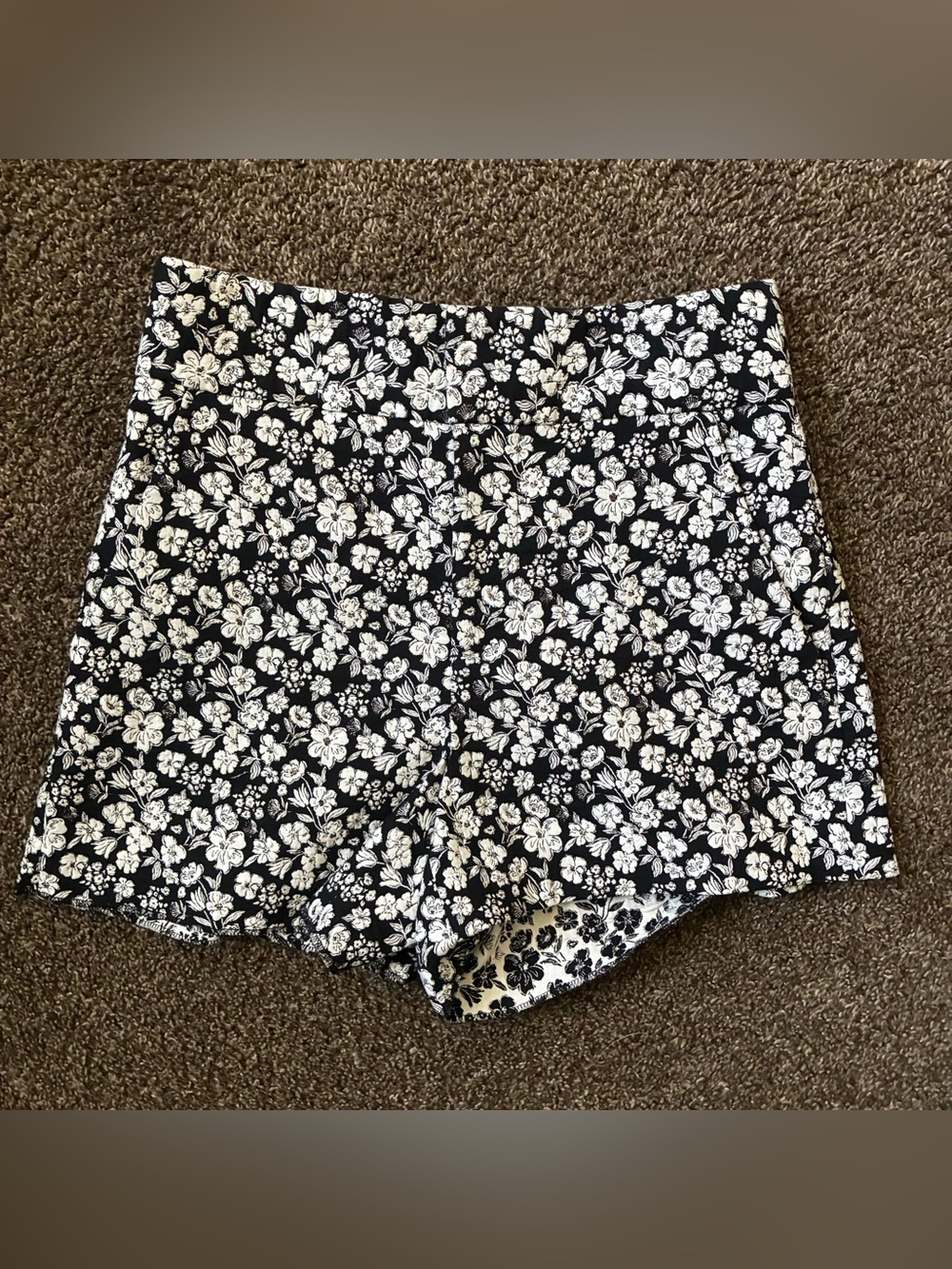 Alice + Olivia Black and White Floral High Waisted Shorts, Size 0